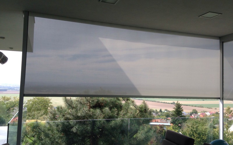 Zastínění balkónu trochu jinak - screenové rolety