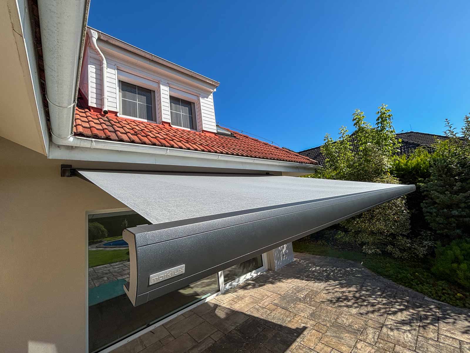 Markýza nad terasou – stínění v letních měsících