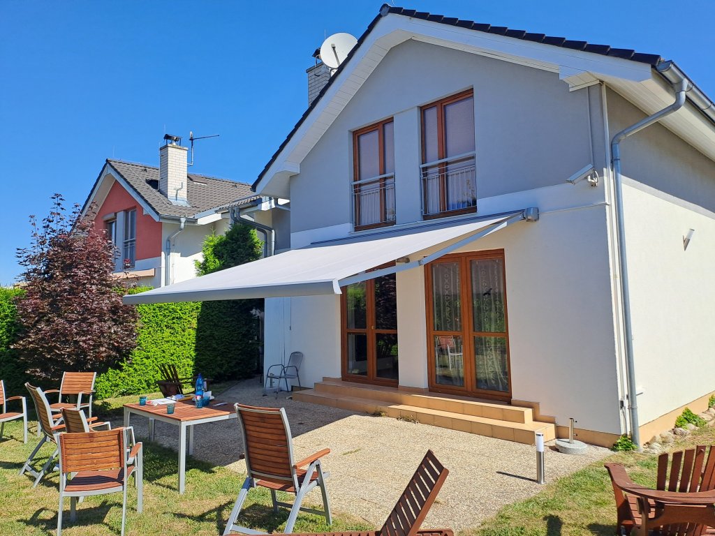 Markýza na terase – příklad správného sklonu