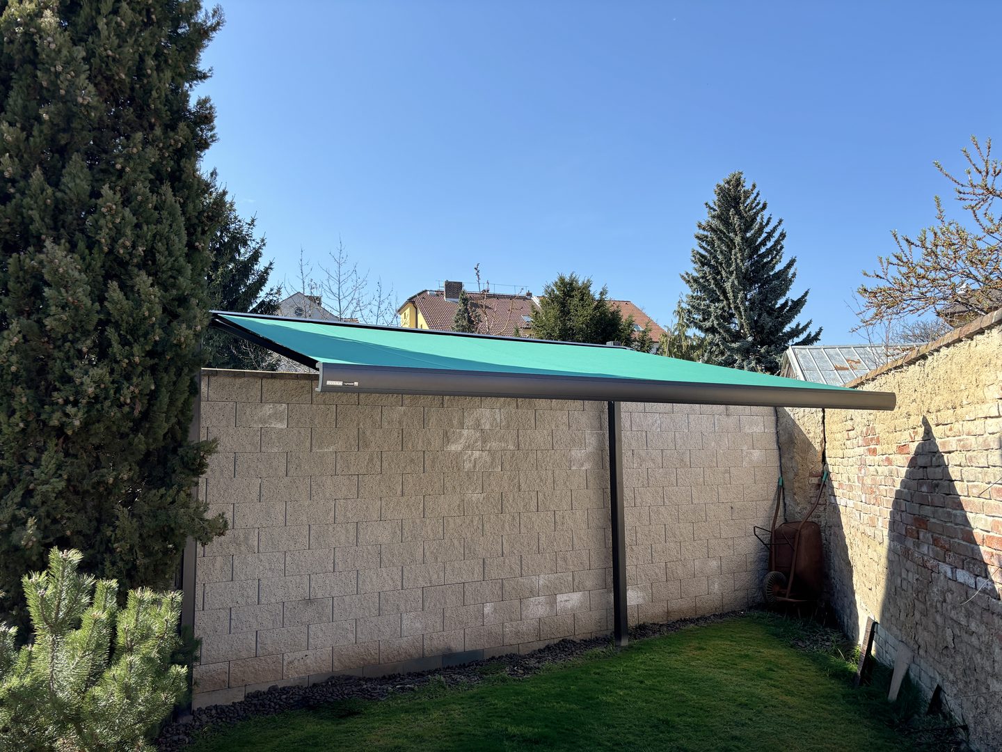 Konstrukce kloubové markýzy Markilux MX-3 s pružinovými rameny a kloubem uprostřed